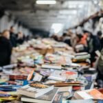 Un montón de libros y gente alrededor.