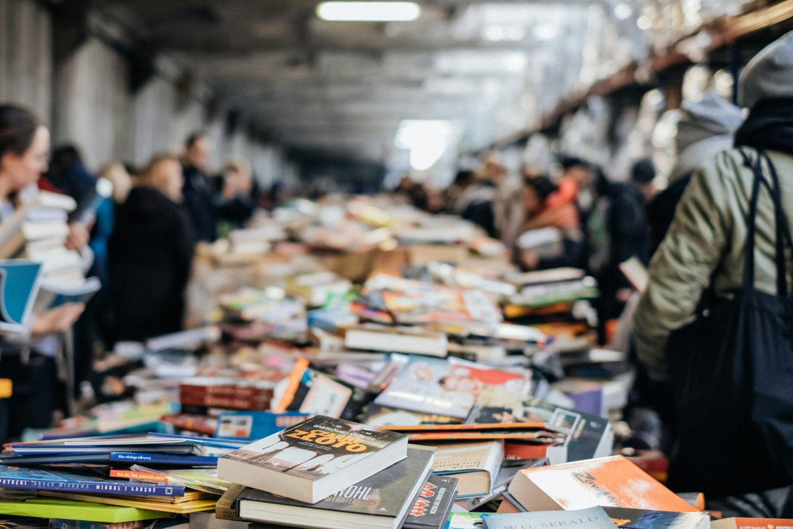 Un montón de libros y gente alrededor.